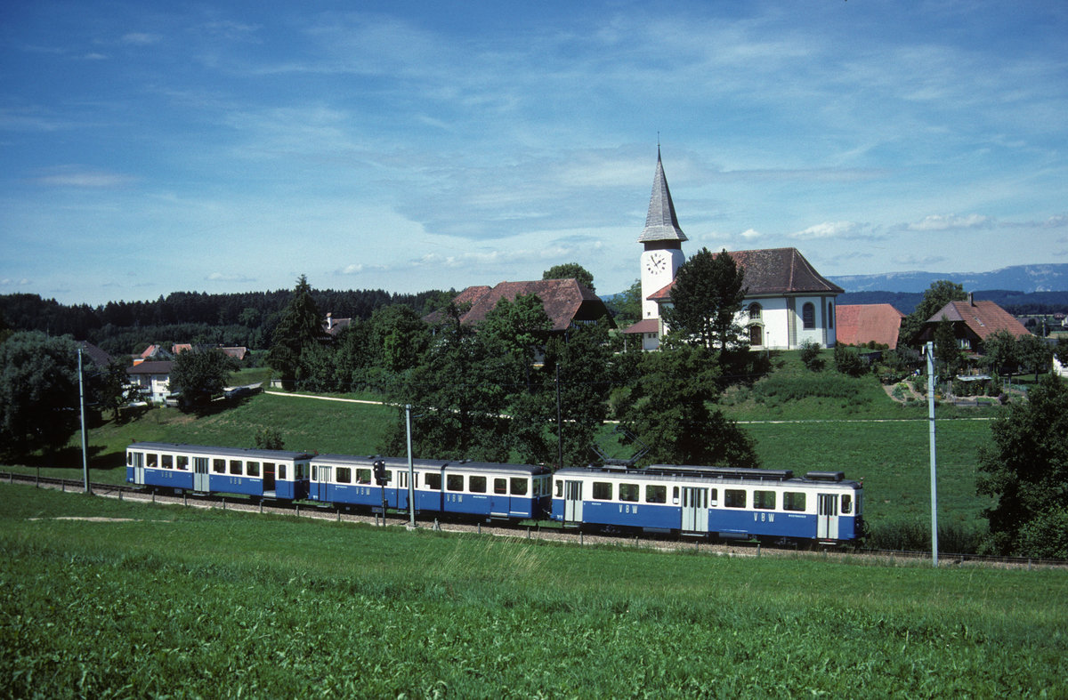 Regionalverkehr Bern-Solothurn RBS/VBW.
Das  BLAUE BÄHNLI  mit dem Be 4/4 74 und zwei Steuerwagen auf ungewohnter Strecke bei Grafenried im Sommer 1994.
Foto: Walter Ruetsch  
