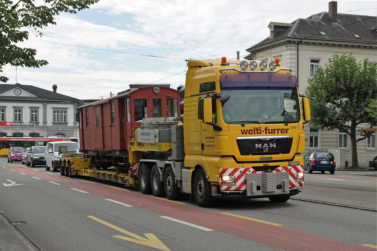 Regionalverkehr Bern-Solothurn/RBS.
Am 28. August 2020 hat der älteste Gütertriebwagen Gem 4/4 121, ehemals SZB, seine Heimat für immer verlassen. 108 Jahre lang leistete er seine Dienste im Güterverkehr und während den letzten Jahren noch beim Bahndienst.
Dank dem Bahnhistorischen Verein Solothurn-Bern soll er der Nachwelt in einem Museum ehalten bleiben.
In der grossen Halle in Egolzwil warten schon weitere historische RBS ehemals SZB/VBW-Fahrzeuge auf die Aufarbeitung.
Auf der Fahrt durch Solothurn.
Foto: Walter Ruetsch 