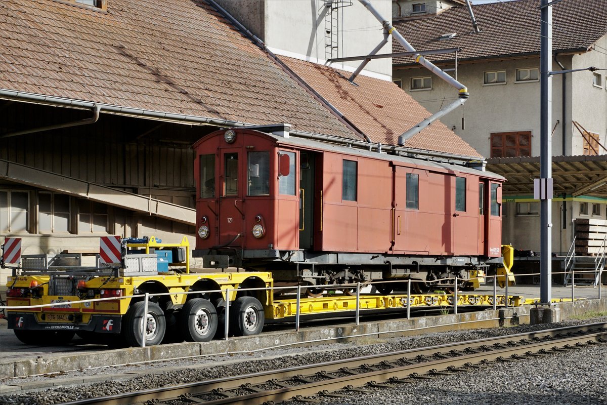 Regionalverkehr Bern-Solothurn/RBS.
Am 28. August 2020 hat der älteste Gütertriebwagen Gem 4/4 121, ehemals SZB, seine Heimat für immer verlassen. 108 Jahre lang leistete er seine Dienste im Güterverkehr und während den letzten Jahren noch beim Bahndienst.
Dank dem Bahnhistorischen Verein Solothurn-Bern soll er der Nachwelt in einem Museum ehalten bleiben.
In der grossen Halle in Egolzwil warten schon weitere historische RBS ehemals SZB/VBW-Fahrzeuge auf die Aufarbeitung.
Während den letzten Vorbereitungsarbeiten für den Transport Bätterkinden-Egolzwil.
Foto: Walter Ruetsch 