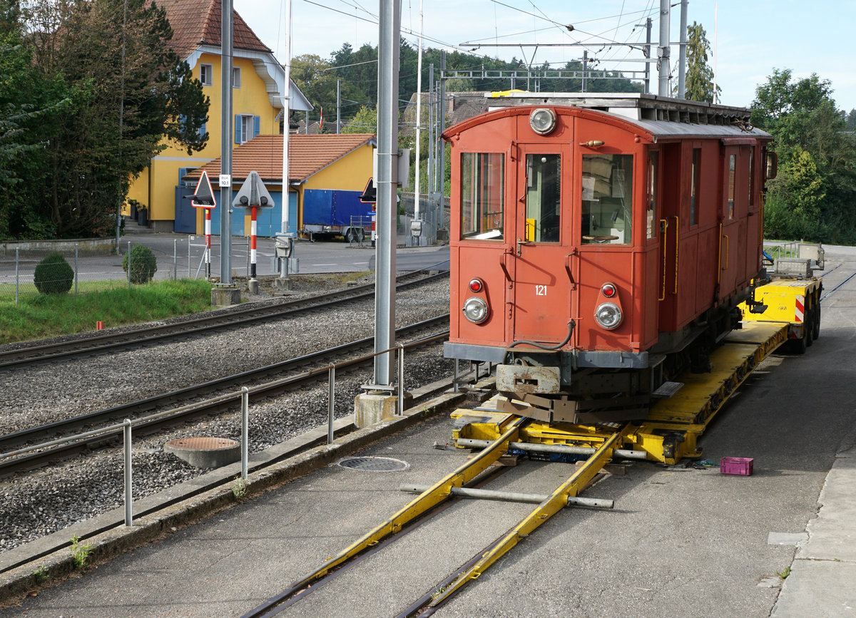 Regionalverkehr Bern-Solothurn/RBS.
Am 28. August 2020 hat der älteste Gütertriebwagen Gem 4/4 121, ehemals SZB, seine Heimat für immer verlassen. 108 Jahre lang leistete er seine Dienste im Güterverkehr und während den letzten Jahren noch beim Bahndienst.
Dank dem Bahnhistorischen Verein Solothurn-Bern soll er der Nachwelt in einem Museum ehalten bleiben.
In der grossen Halle in Egolzwil warten schon weitere historische RBS ehemals SZB/VBW-Fahrzeuge auf die Aufarbeitung.
Nach dem Verlassen der Gleise vom RBS.
Foto: Walter Ruetsch 