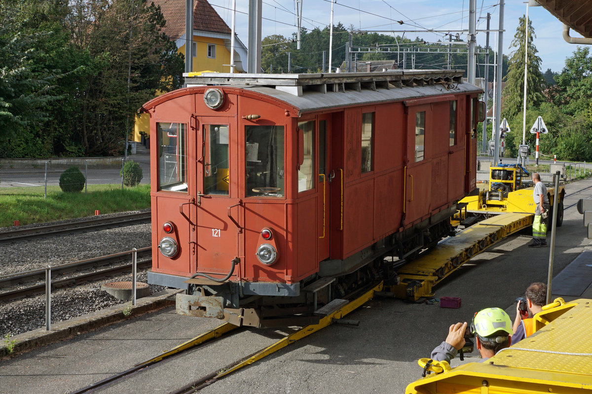 Regionalverkehr Bern-Solothurn/RBS.
Am 28. August 2020 hat der älteste Gütertriebwagen Gem 4/4 121, ehemals SZB, seine Heimat für immer verlassen. 108 Jahre lang leistete er seine Dienste im Güterverkehr und während den letzten Jahren noch beim Bahndienst.
Dank dem Bahnhistorischen Verein Solothurn-Bern soll er der Nachwelt in einem Museum ehalten bleiben.
In der grossen Halle in Egolzwil warten schon weitere historische RBS ehemals SZB/VBW-Fahrzeuge auf die Aufarbeitung.
Auf seiner letzten Fahrt mit Hilfe der Seilwinde.
Foto: Walter Ruetsch 