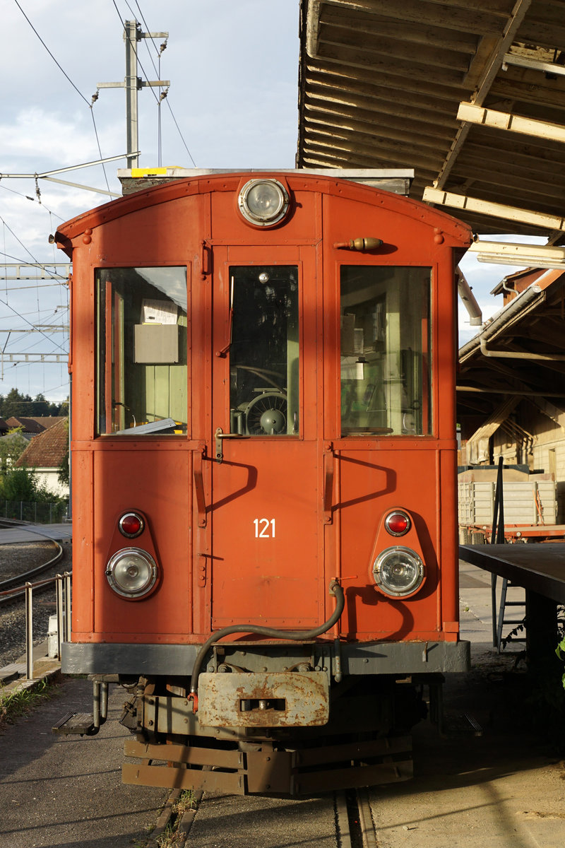 Regionalverkehr Bern-Solothurn/RBS.
Am 28. August 2020 hat der älteste Gütertriebwagen Gem 4/4 121, ehemals SZB, seine Heimat für immer verlassen. 108 Jahre lang leistete er seine Dienste im Güterverkehr und während den letzten Jahren noch beim Bahndienst.
Dank dem Bahnhistorischen Verein Solothurn-Bern soll er der Nachwelt in einem Museum ehalten bleiben.
In der grossen Halle in Egolzwil warten schon weitere historische RBS ehemals SZB/VBW-Fahrzeuge auf die Aufarbeitung.
In Bätterkinden zum Verlad bereit.
Foto: Walter Ruetsch 