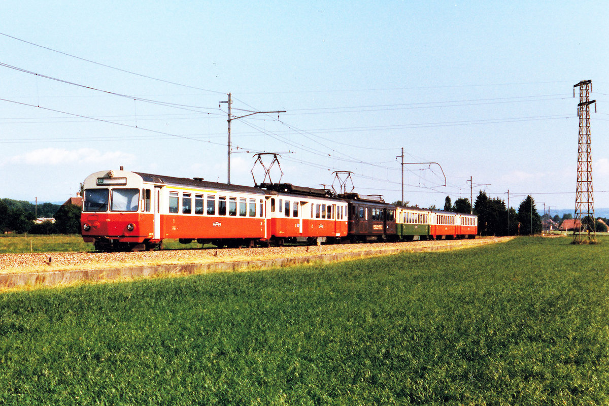 Regionalverkehr Bern-Solothurn/RBS.
Die bunten Züge der 1990er-Jahre.
RE Bern-Solothurn bestehend aus sechs Elementen in drei verschiedenen Farben im Limpachtal.
Diese während den Spitzenzeiten im Einsatz stehenden Züge verkehrten meistens mit zwei Motorwagen.
Foto: Walter Ruetsch