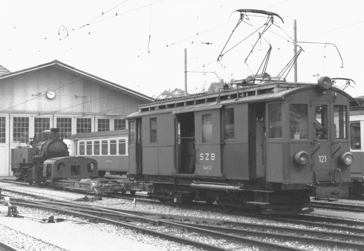 Regionalverkehr Bern-Solothurn/RBS.
Erinnerungen an den Gem 4/4 121 (1912). 
Als ältestes Fahrzeug der RBS-Flotte hat er sich am 28. August 2020 verabschiedet.
Gem 4/4 121 auf Rangierfahrt mit der Dampflok Ge 2/2 101  FEURIGER ELIAS , ehemals MEG/OEG, in Worblaufen im Jahre 1984.
Foto: Walter Ruetsch