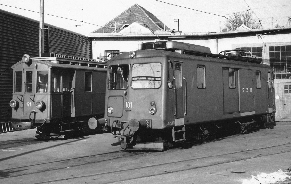 Regionalverkehr Bern-Solothurn/RBS.
Erinnerungen an den Gem 4/4 121 (1912). 
Als ältestes Fahrzeug der RBS-Flotte hat er sich am 28. August 2020 verabschiedet.
Im Jahre 1979 warteten der Gem 4/4 121 und der De 4/4 101 gemeinsam vor dem SZB-Depot Solothurn auf neue Aufgaben.
Foto: Walter Ruetsch