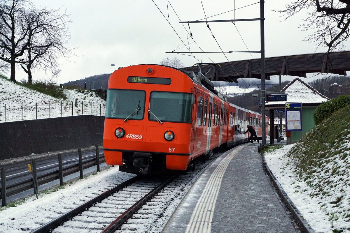 Regionalverkehr Bern Solothurn/RBS.
MANDARINLI  ADIEU.
Nach 45 Dienstjahren haben die bekannten Mandarinli, wie sie im Volksmund heissen ausgedient.
Während diesen vielen Jahren prägten sie das Bild sehr stark im Worblental auf der S 7 Bern – Worb Dorf. In der Woche vom  11. Bis zum 15. Dezember 2019 standen sie ein letztes Mal im Plandienst, damit sich die Fahrgäste und die Eisenbahnfreunde von ihnen verabschieden konnten.  Die beiden letzten Triebzüge Be 4/12 56 und Be 4/12 57 werden zwar vorerst nicht verschrottet, da sie noch als eiserne Reserve zurückbehalten werden. Da ich zusammen mit diesen eleganten orangen Triebzügen  den grössten Teil  meines Lebens verbringen  konnte, freue ich mich über sehr viele Abschiedsbilder unter BB.de.  Ich werde meinen Beitrag leisten. Ich verabschiedete mich am Freitag den 13. Dezember 2019 zusammmen mit mehreren Bahnfreunden.  
So himmeltraurig das Wetter, so traurig der Abschied von diesem Zug.  Nicht nur das Taschentuch sondern auch meine Kleider waren durch und durch nass.
Mandarinli adieu!
Foto: Walter Ruetsch

