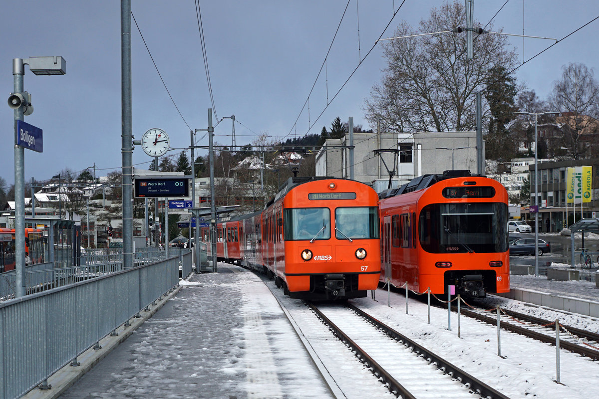 Regionalverkehr Bern Solothurn/RBS.
MANDARINLI  ADIEU.
Nach 45 Dienstjahren haben die bekannten Mandarinli, wie sie im Volksmund heissen ausgedient.
Während diesen vielen Jahren prägten sie das Bild sehr stark im Worblental auf der S 7 Bern – Worb Dorf. In der Woche vom  11. Bis zum 15. Dezember 2019 standen sie ein letztes Mal im Plandienst, damit sich die Fahrgäste und die Eisenbahnfreunde von ihnen verabschieden konnten.  Die beiden letzten Triebzüge Be 4/12 56 und Be 4/12 57 werden zwar vorerst nicht verschrottet, da sie noch als eiserne Reserve zurückbehalten werden. Da ich zusammen mit diesen eleganten orangen Triebzügen den grössten Teil  meines Lebens verbringen  konnte, freue ich mich über sehr viele Abschiedsbilder unter BB.de.  Ich werde meinen Beitrag leisten. Ich verabschiedete mich am Freitag den 13. Dezember 2019 zusammmen mit mehreren Bahnfreunden.  
So himmeltraurig das Wetter, so traurig der Abschied von diesem Zug.  Nicht nur das Taschentuch sondern auch meine Kleider waren durch und durch nass.
Mandarinli adieu!
Foto: Walter Ruetsch
