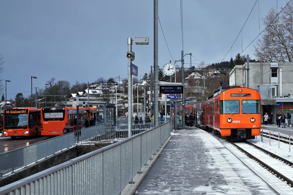 Regionalverkehr Bern Solothurn/RBS.
MANDARINLI  ADIEU.
Nach 45 Dienstjahren haben die bekannten Mandarinli, wie sie im Volksmund heissen ausgedient.
Während diesen vielen Jahren prägten sie das Bild sehr stark im Worblental auf der S 7 Bern – Worb Dorf. In der Woche vom  11. Bis zum 15. Dezember 2019 standen sie ein letztes Mal im Plandienst, damit sich die Fahrgäste und die Eisenbahnfreunde von ihnen verabschieden konnten.  Die beiden letzten Triebzüge Be 4/12 56 und Be 4/12 57 werden zwar vorerst nicht verschrottet, da sie noch als eiserne Reserve zurückbehalten werden. Da ich zusammen mit diesen eleganten orangen Triebzügen  den grössten Teil  meines Lebens verbringen  konnte, freue ich mich über sehr viele Abschiedsbilder unter BB.de.  Ich werde meinen Beitrag leisten. Ich verabschiedete mich am Freitag den 13. Dezember 2019 zusammmen mit mehreren Bahnfreunden.  
So himmeltraurig das Wetter, so traurig der Abschied von diesem Zug.  Nicht nur das Taschentuch sondern auch meine Kleider waren durch und durch nass.
Mandarinli adieu!
Foto: Walter Ruetsch
