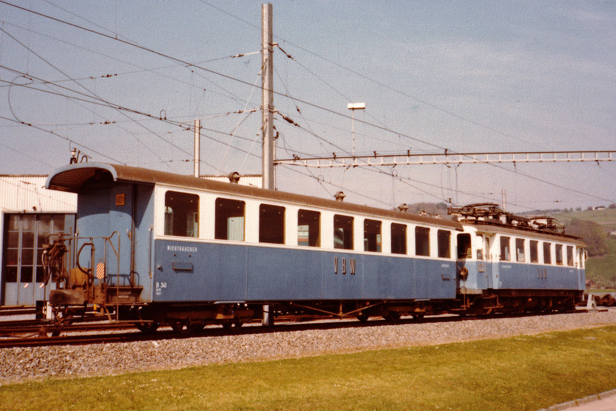 Regionalverkehr Bern-Solothurn/RBS/VBW.
Auf der ehemaligen VBW-Strecke Worb-Dorf - Bern Kirchenfeld wurden sämtliche Regionalzüge bis zur Umstellung im Jahre 1988 auf die neuen Be 4/8 81 bis Be 4/8 89 mit den blauen Triebzügen aus den Jahren 1910 bis 1974 geführt.
Die Aufnahmen erinnern an das WORB-BÄHNLI der 80er-Jahre.
Der Be 4/4 30 und der letzte Bi Nr. 341 standen noch für historische Fahrten im Einsatz.
Foto: Walter Ruetsch  