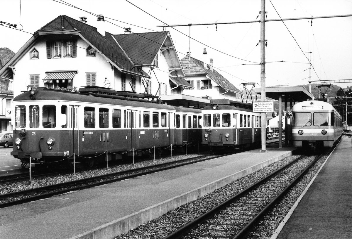 Regionalverkehr Bern-Solothurn/RBS/VBW.
Auf der ehemaligen VBW-Strecke Worb-Dorf - Bern Kirchenfeld wurden sämtliche Regionalzüge bis zur Umstellung im Jahre 1988 auf die neuen Be 4/8 81 bis Be 4/8 89 mit den blauen Triebzügen aus den Jahren 1910 bis 1974 geführt.
Die Aufnahmen erinnern an das WORB-BÄHNLI der 80er-Jahre.
Grossverkehr in Worb-Dorf. Planmässig zum Einsatz gelangten Dreiwagen- und Zweiwagenzüge sowie Solotriebwagen.
Foto: Walter Ruetsch  