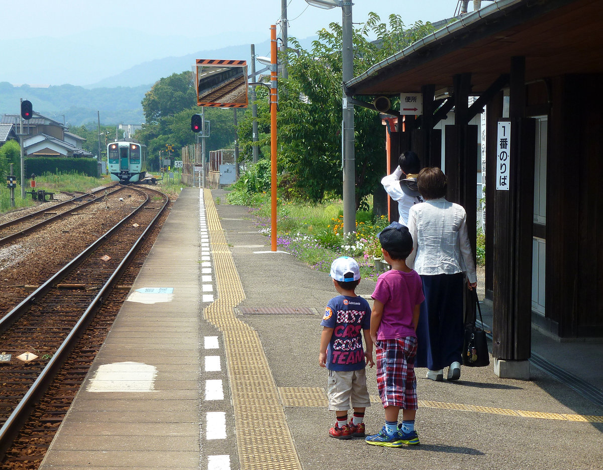 Regionalverkehr im Nordosten der Insel Shikoku - die Hauptverbindung zwischen den Städten Takamatsu und Tokushima: Einfahrt von Triebwagen 1503 in die kleine Station Bandô. 10.August 2013. 