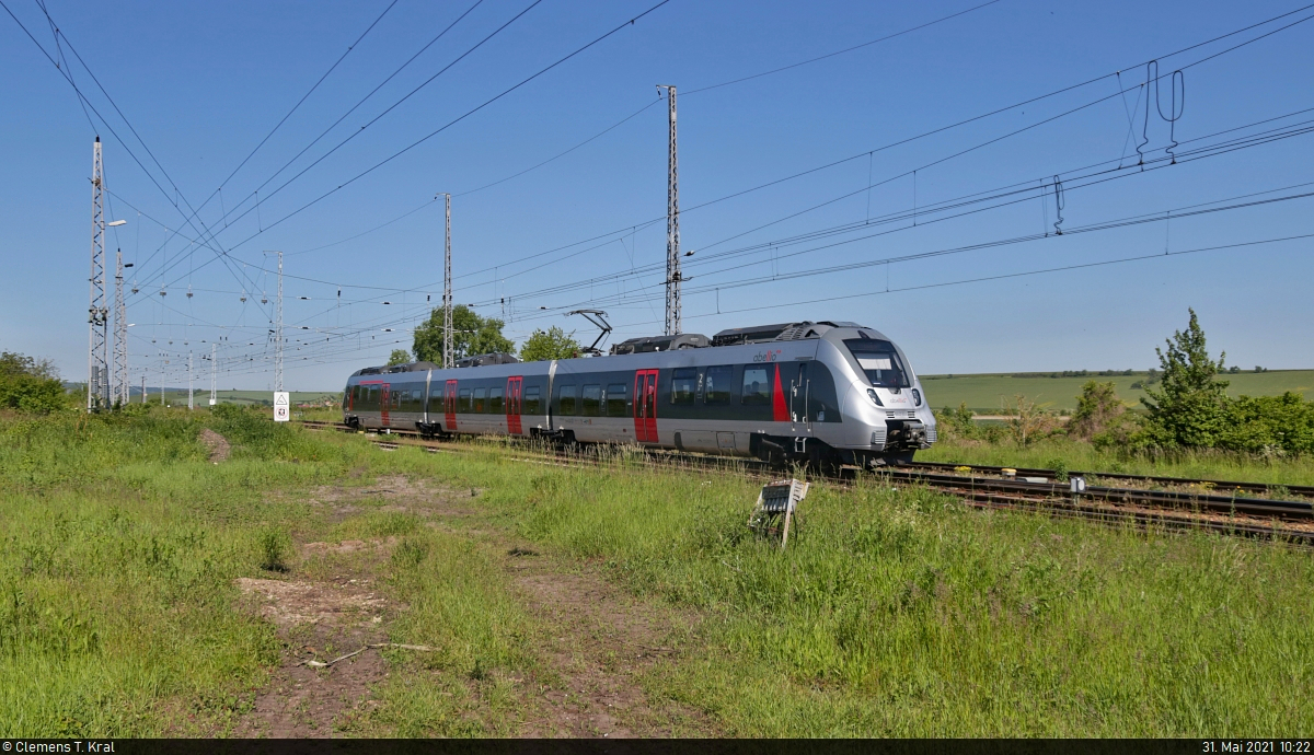 Regionalverkehr in Röblingen am See

Baustellenbedingt ist Röblingen in diesem Jahr Start- und Endbahnhof für die Expresszüge. Soeben verlässt - im Nachschuss festgehalten - 9442 604 (Bombardier Talent 2) die Bahnhofsanlagen in westlicher Richtung.
Bemerkenswertes Detail: Der RE braucht zwischen Röblingen und Lutherstadt Eisleben momentan 2 Minuten länger als die RB, obwohl diese unterwegs sogar noch einmal hält. Das hängt damit zusammen, dass der RE über Gleis 3 ein- und ausfahren muss und damit das Bahnhofsvorfeld aufwändig quert, während die RB von und nach Teutschenthal die Hauptgleise 1 und 2 benutzt.
Die Aufnahme wurde unweit des Weichenwärter-Stellwerks  W3 , direkt an der Erdeborner Straße, gemacht (siehe Geodaten).

🧰 Abellio Rail Mitteldeutschland GmbH
🚝 RE 74724 (RE8) Röblingen am See–Leinefelde
🚩 Bahnstrecke Halle–Hann. Münden (KBS 590)
🕓 31.5.2021 | 10:22 Uhr