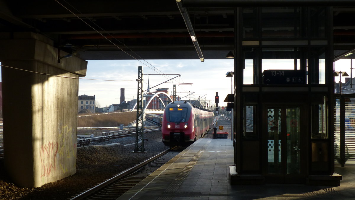 Regionalzüge am Ostkreuz - seit 10.12.2017 haltet nun auch in Ost-West-Richtung fahrende Züge am Ostkreuz. Es handelt sich um die Linien RE1, RE2, RE7 und RB14, die gemeinsam rechnerisch einen Viertelstundentakt herstellen. Fahrgästen ist diese Fotoperspektive schon vertraut - übergangsweise endete und startete an diesem Bahnsteig für einige Jahre die S-Bahnlinie S3. 10.12.2017