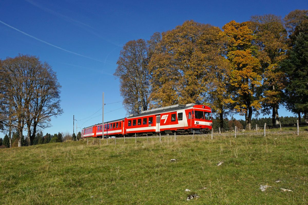Regionalzug 232 mit dem BDe 4/4 II 612 an der Spitze nähert sich am 29.10.2016 La Ferrière.