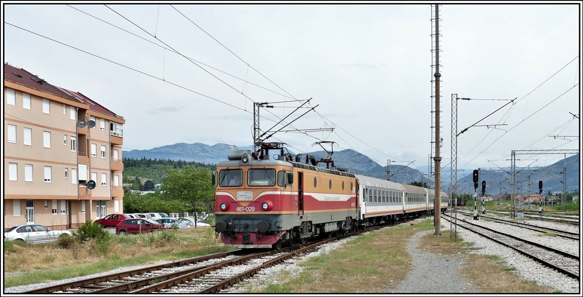 Regionalzug 6101 aus Kolasin mit 461-029 fährt in Podgorica ein. (16.07.2019)