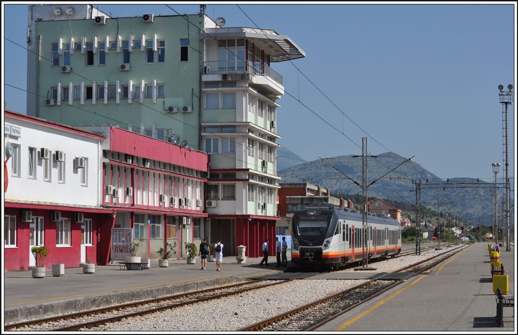 Regionalzug 7103 mit CAF 6 111 101-9 Civity nach Bar steht abfahrbereit in Podgorica. (14.08.2014)