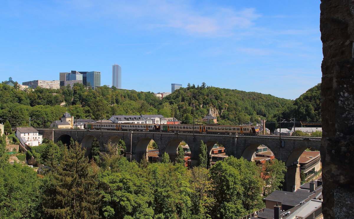 Regionalzug auf dem Viadukt vor den Hochhäusern in Luxemburg. Aufgenommen am 07.08.2022
