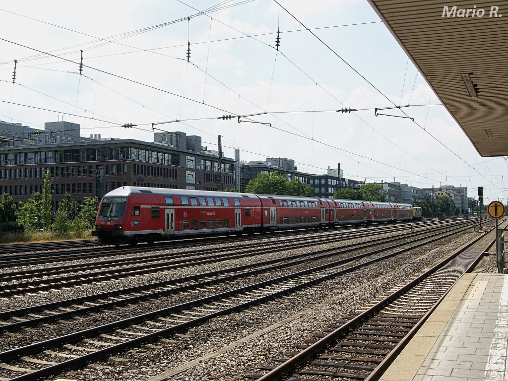Regionalzug aus Nürnberg oder Ingolstadt am 10.7.2013 bei der Durchfahrt durch München-Laim. Geschoben von der ADAC-Werbelok 111 024. Ziel ist München Hbf