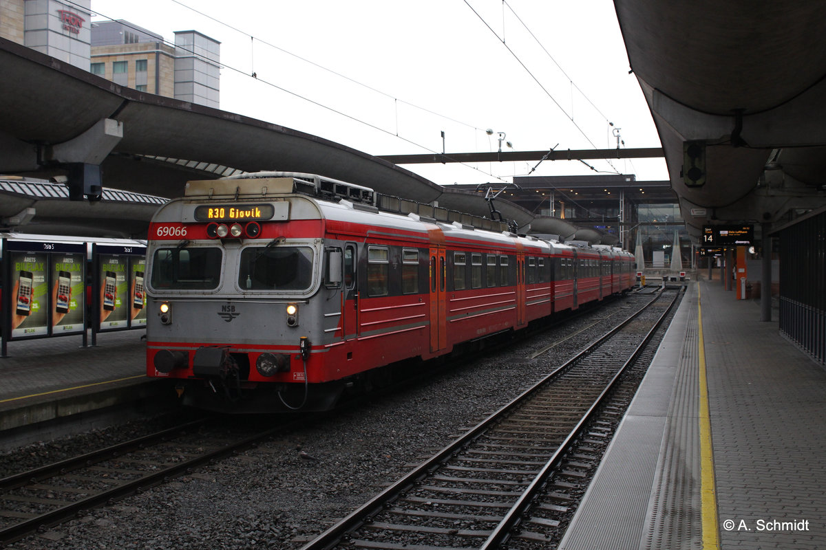 Regionalzug der Baureihe BM 69 dem Weg nach Gjøvik, hier gerade in der Centralstation Oslo, gesehen am 23.05.2016