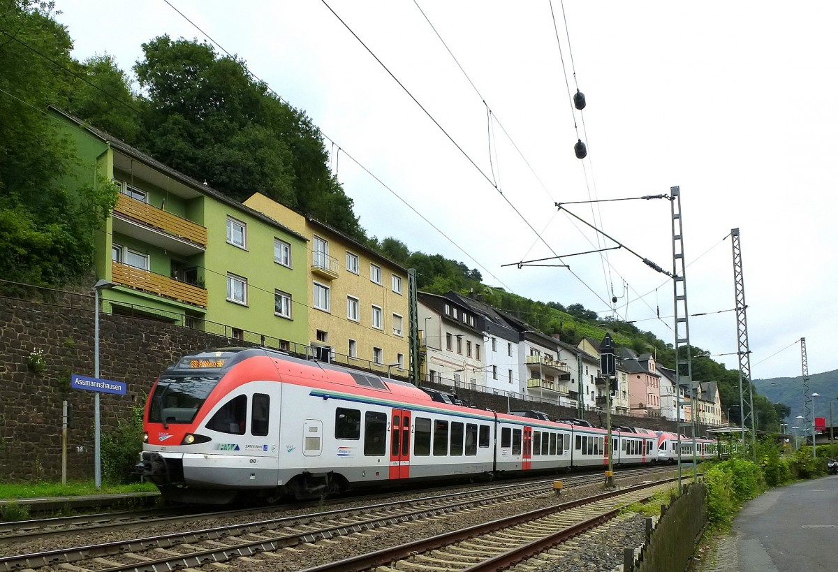 Regionalzug beim Halt in Assmannshausen am Rhein, Sept.2014 