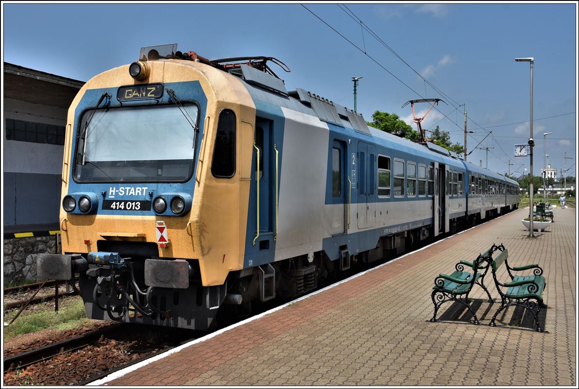 Regionalzug von Füzesabony ist in Eger eingetroffen, geschoben von Triebwagen 414 013. (12.06.2018)
