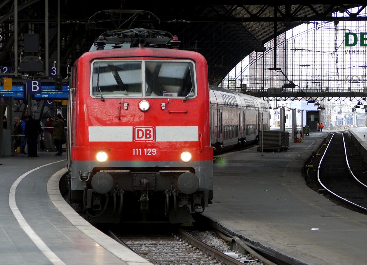 Regionalzug mit Lokomotive der Baureihe 111 im Kölner Hauptbahnhof. 13.1.2014