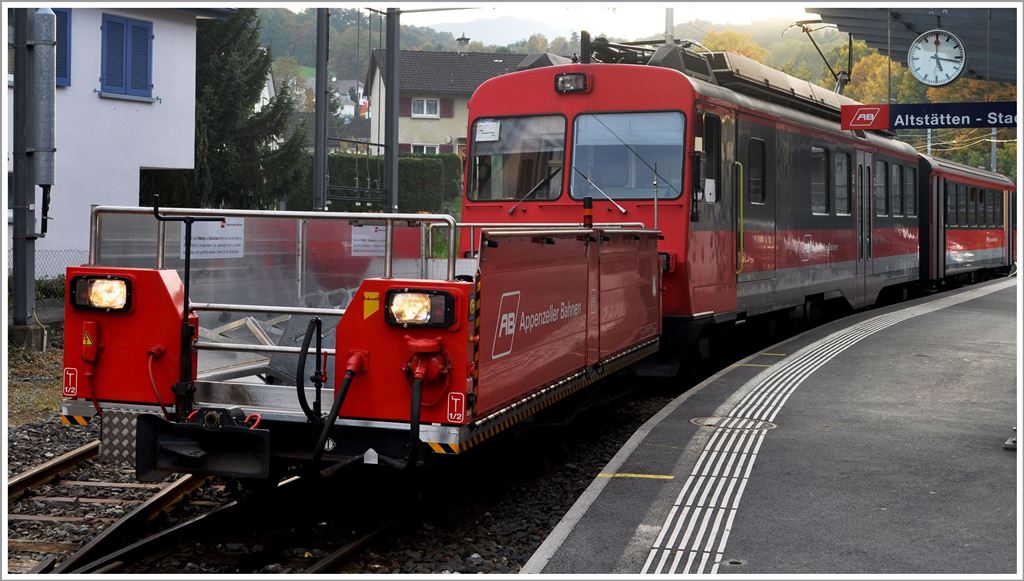 Regionalzug nach Gais in Altsttten Stadt, dem Ausgangspunkt der Zahnradstrecke hinauf zum Stoss. Fr die steile Bergfahrt (16%) nehmen viele Passagiere ihre Fahrrder mit wozu der Velowagen dient. (21.10.2013)