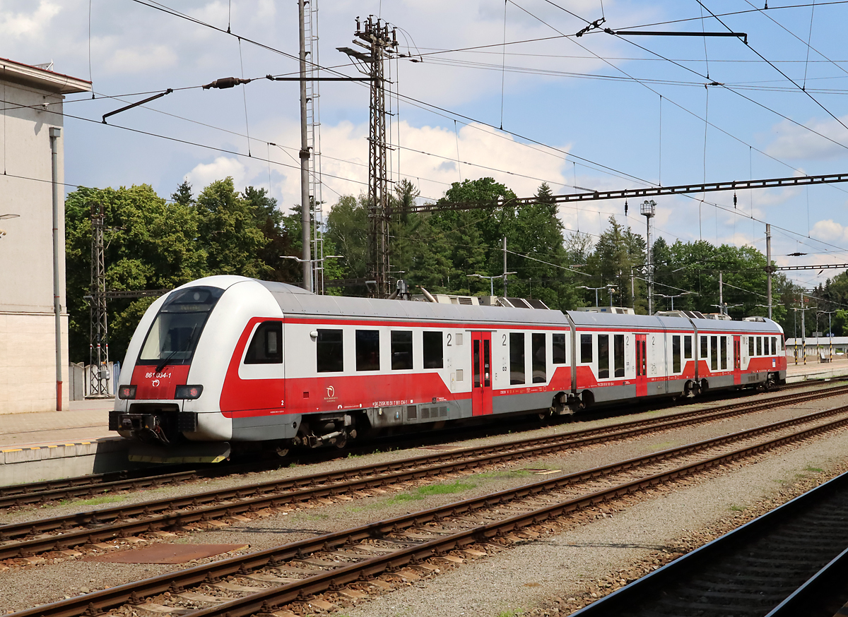 Regionalzug nach Lucenec verlässt den Bahnhof Zvolen Osobna Stanica. Zvolen, 14.6.2023