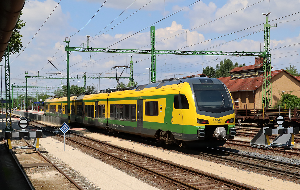 Regionalzug nach Sopron fährt in Fertöszentmiklos ein. Fertöszentmiklos, 17.6.2023