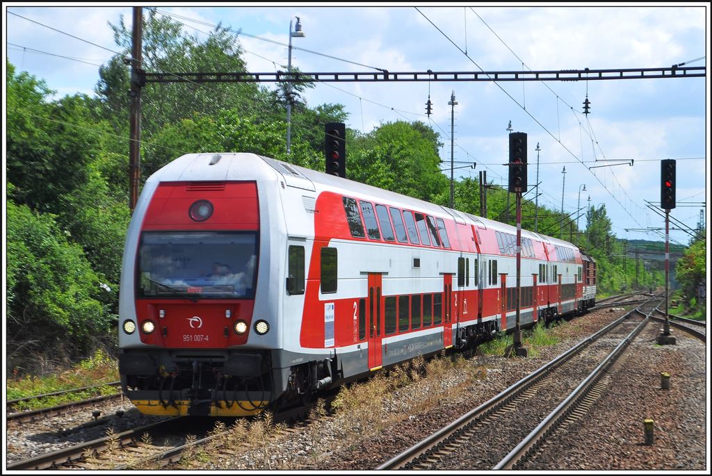 Regionalzug (Os) im Bahnhof Bratislava-Lamač
. (31.05.2014)
