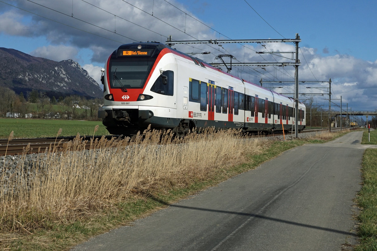 Regionalzug Solothurn-Biel mit RABe 523 057 (Stadler Flirt) zwischen Selzach und Bettlach am 18. Februar 2020.
Foto: Walter Ruetsch 