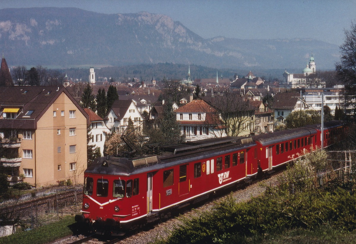 Regionlverkehr Mittelland RM/EBT VHB.
Regionalzug Solothurn - Thun mit BDe 4/4 II 252  WILLISAU  bei Solothurn im Juli 2002.
Zur RM-Flotte gehörten noch BDe 4/4 II 201  BURGDORF  sowie BDe 4/4 II 251  HUTTWIL .
Nach der Ausrangierung beim RM leisteten sie noch kurze Einsätze bei OeBB, TPF und SOB bis zur Verschrottung. Von diesen drei robusten Triebzügen mit Baujahr 1966 hat nur der BDe 4/4 II 251 überlebt. Er ist noch immer zusammen mit Beiwagen in Mendrisio abgestellt.
Foto: Walter Ruetsch