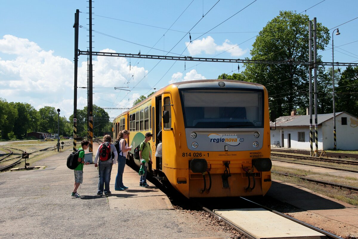 regionova 814/914 026, als Os8318 (Veselí nad Lužnicí - Počátky-Žirovnice), beim Halt in Jindřichův Hradec am 20.05.2014