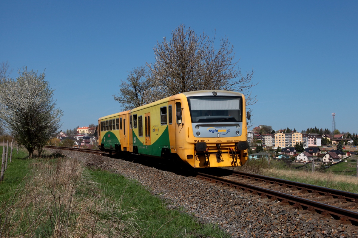 regionova 914/814 301 hat soeben, als Os27317, Bezdružice verlassen und fährt nach Plzeň hl.n. am 19.04.2018