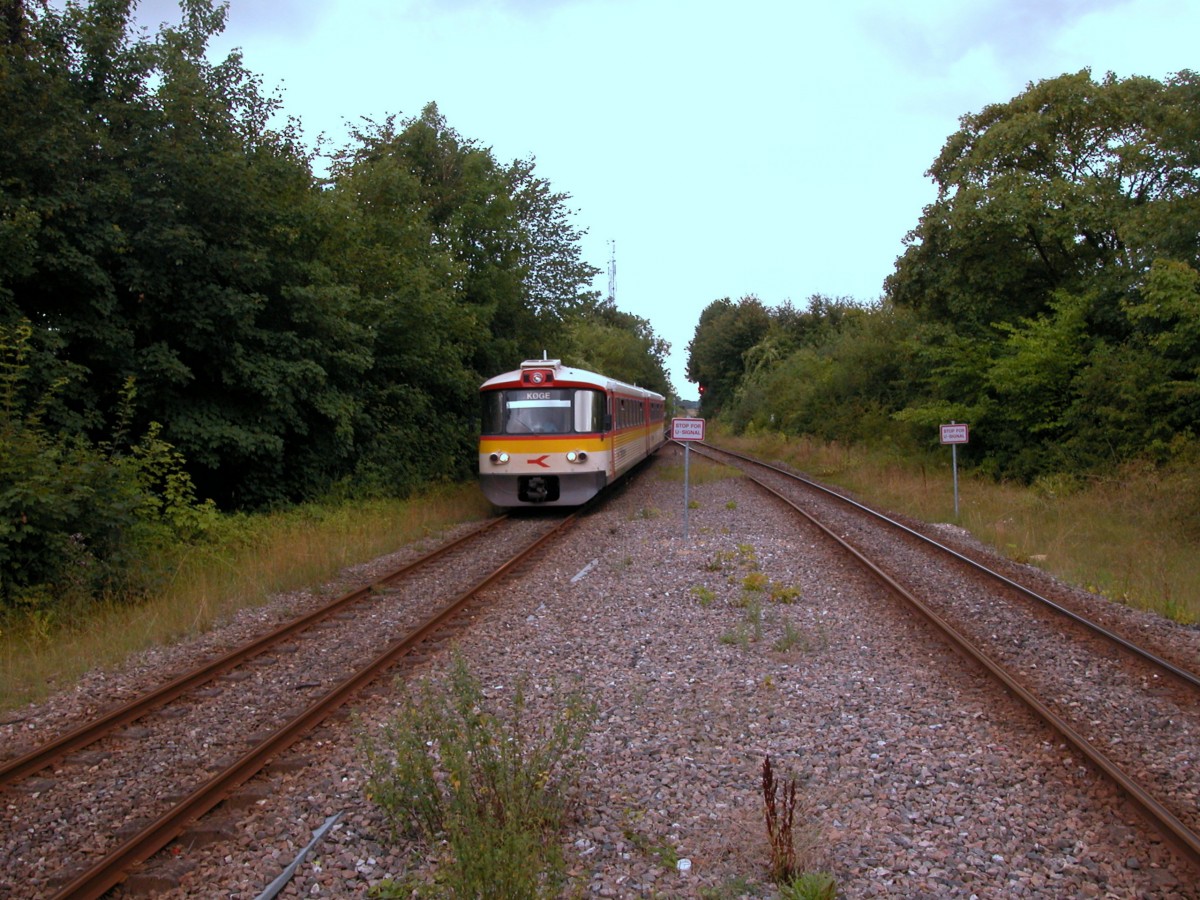 Regionstog (Østbanen): Ein Triebzug erreicht am 11. August 2009 den Bahnhof Karise. 