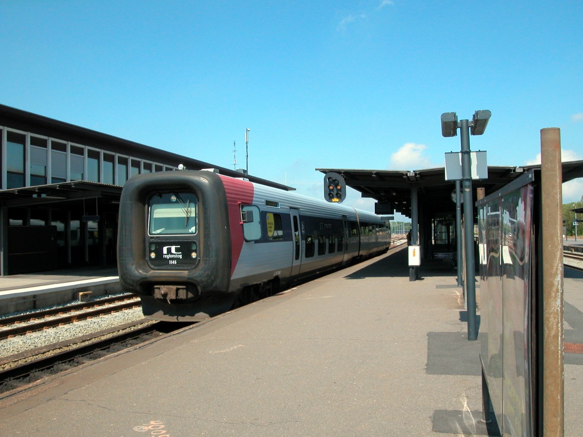 Regionstog - Lollandsbanen: Ein Triebzug des Typs IC2 (FS 1146 + MF 1046; Adtranz Randers (früher Scandia) 1997) hält am 8. Juni 2012 am Bahnsteig im Bahnhof Nykøbing Falster.