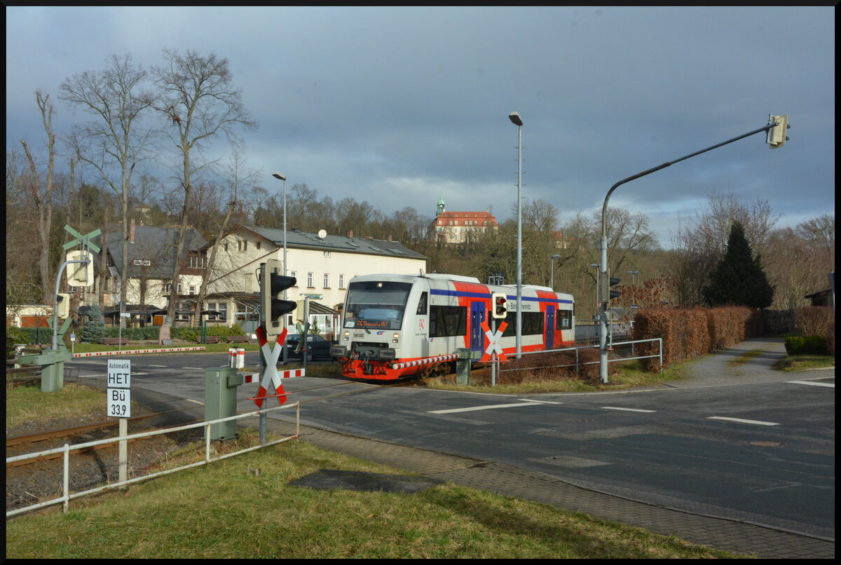 RegioShuttle-Revival: Auf der Bahnstrecke Chemnitz – Niederwiesa – Hainichen (KBS 516, ChemnitzBahn Linie C15) verkehren normalerweise Straßenbahnen des Chemnitzer Modells. Seit Mitte Januar 2024 fallen zwei dieser Zweikraftfahrzeuge der Baureihe 690 (Citylink) durch längere Werkstattaufenthalte aus. Seit 17.01.2024 betreibt die City-Bahn Chemnitz diese Linie deshalb mit einem Notkonzept. Zwischen Hainichen und Chemnitz Hbf verkehren Regioshuttle (RS1, Baureihe 650), so wie bereits in den Jahren 2004 – 2017. Der City-Bahn Chemnitz VT 511 passiert am 14.02.2024 den BÜ in Braunsdorf.

