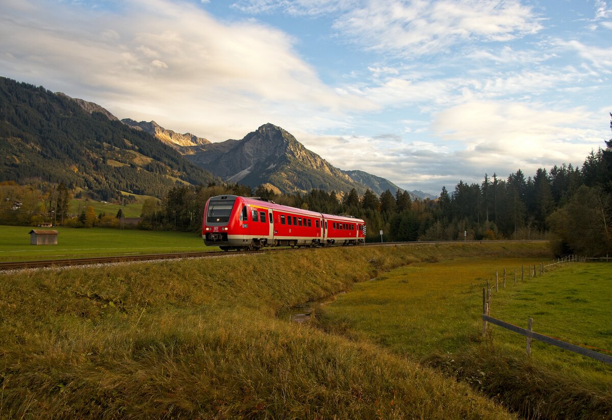Regioswinger 612 089  Sonthofen  als RE 17 nach Augsburg in Unterthalhofen (15.10.2022)