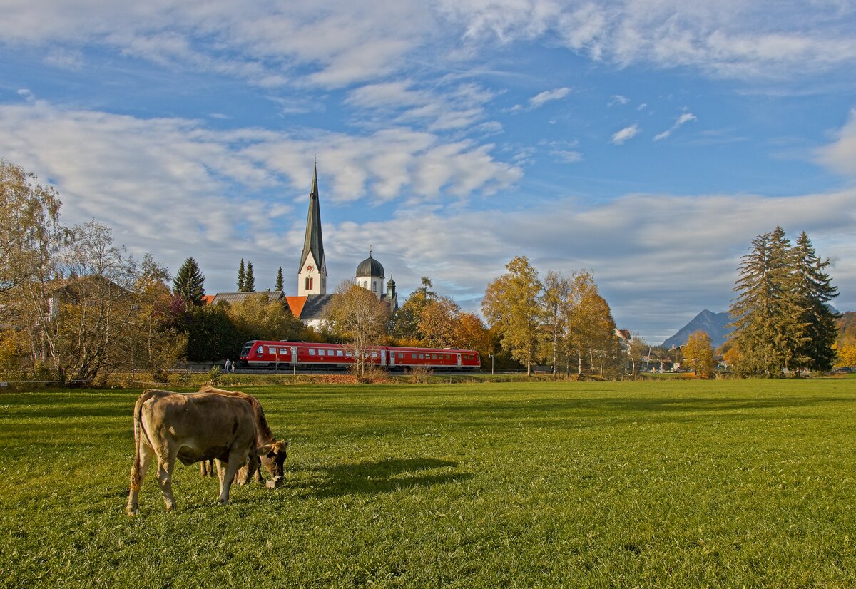 Regioswinger 612 089  Sonthofen  fährt entlang des Grundbachs in den Bahnhof Fischen im Allgäu ein (15.10.2022)