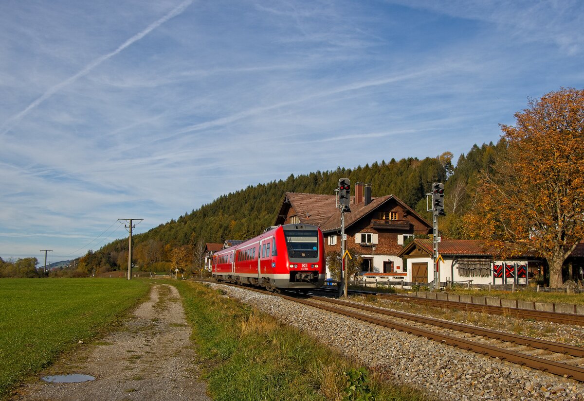 Regioswinger 612 586 als RE 17 nach Oberstdorf bei der Einfahrt in den Bahnhof Altstädten (16.10.2022)