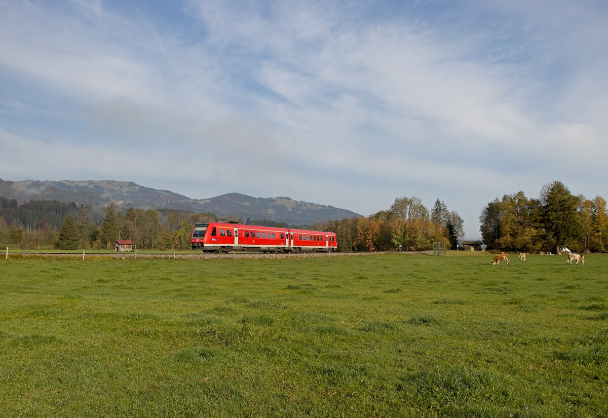 Regioswinger 612 618 fährt vor der Kulisse der Hörnergruppe in Richtung Immenstadt (13.10.2022)