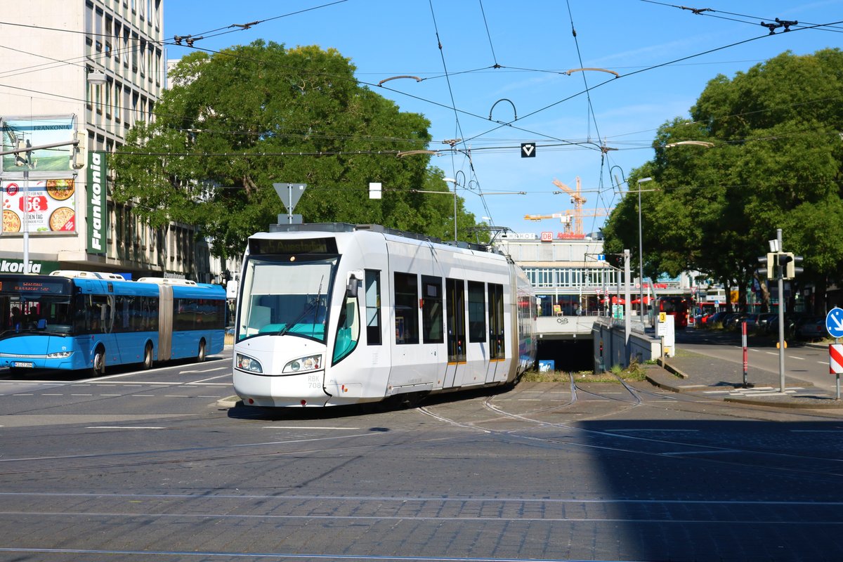 RegioTram Alstom RegioCitadis Wagen 708 verlässt Kassel Hauptbahnhof in das Straßenbahnnetz am 24.07.19