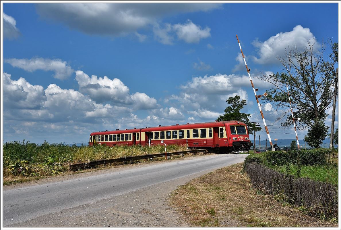 RegioTrans 97-0544-3/57-0344-3 in Covasna. Als der Triebzug die Strasse verlässt, ist die Schranke schon wieder offen. (15.06.2017)