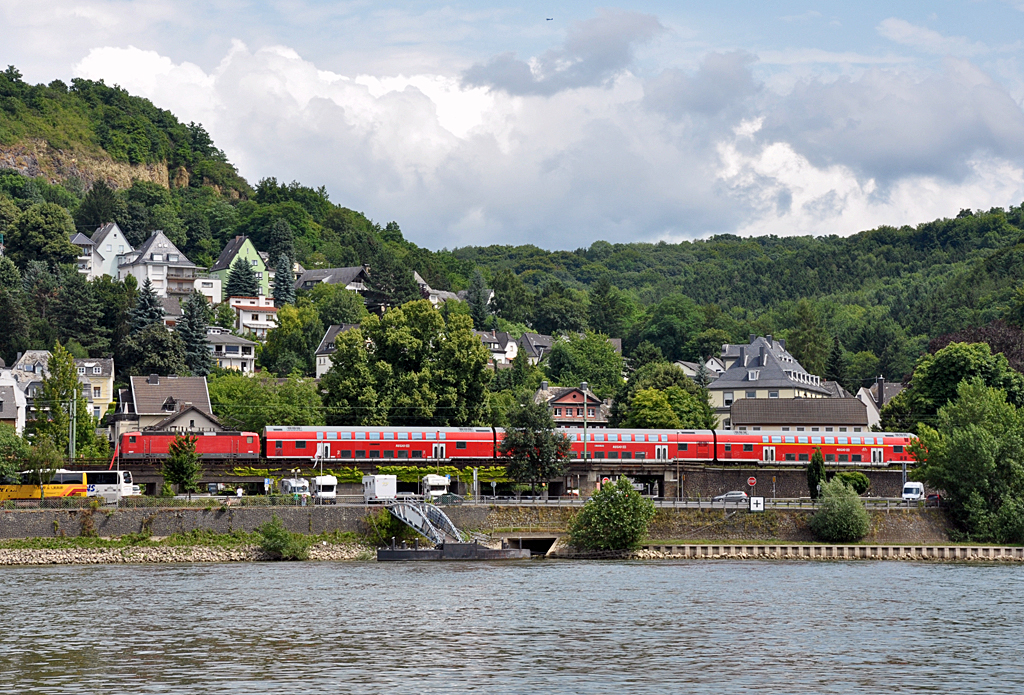 Regiozug mit BR 143 und Dostos fhrt durch Linz am Rhein - 03.08.2013