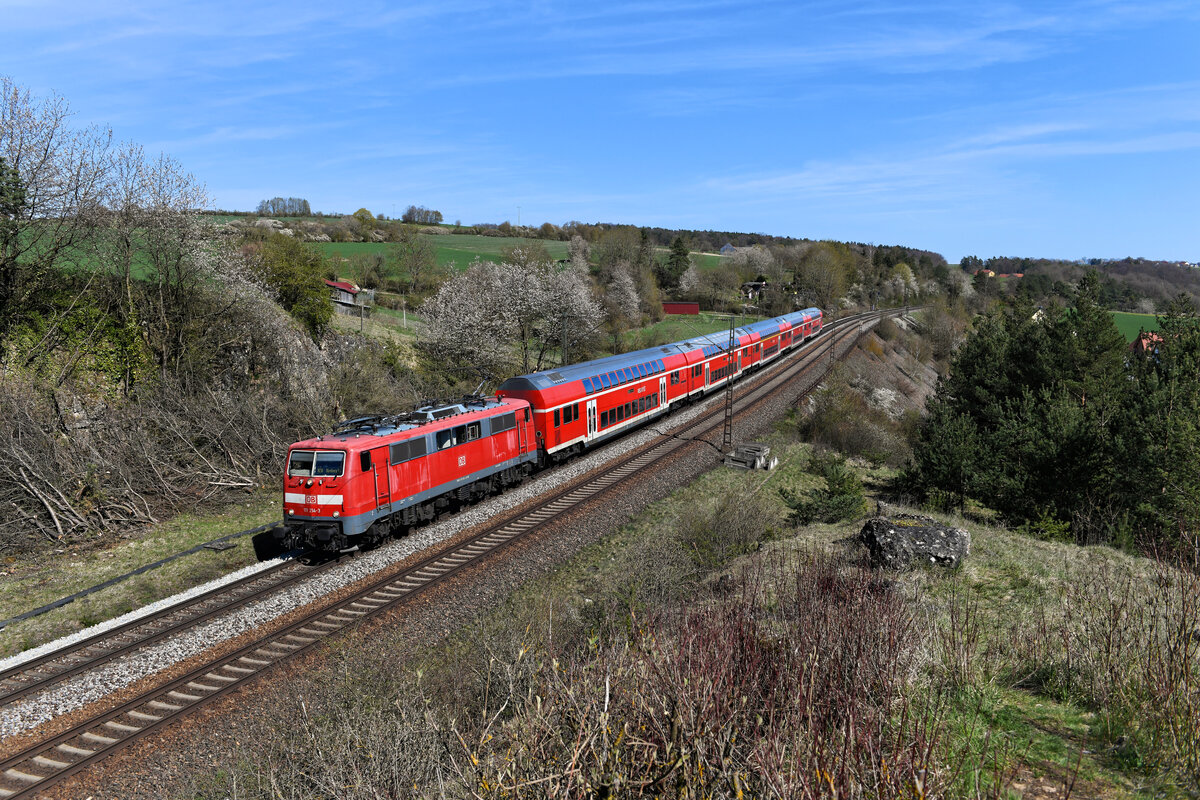 Regulär sind die RE zwischen München und Nürnberg fest in der Hand der Loks der Baureihe 146. Gelegentlich schwimmt aber auch noch eine Lok der Baureihe 111 im Umlauf mit. So z.B. am 25. April 2021, als mir die 111 214 mit dem RE 4858 bei Laaber in der Oberpfalz begegnete.