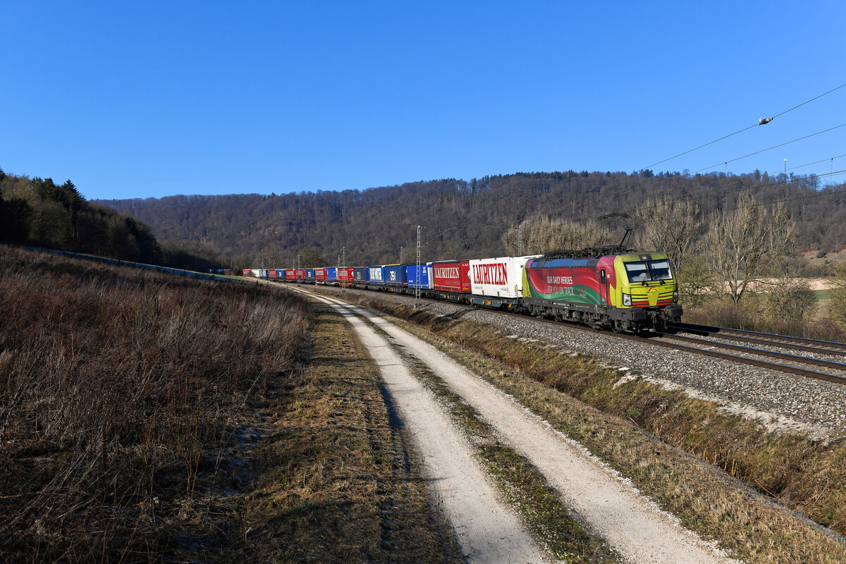 Regulär über das Altmühltal verkehrt der DGS 40565 von Padborg nach Verona Q.E. in Norditalien. Am 28. Februar 2021 war die von Alpha Trains angemietete 193 557 für diese Leistung von TXLogistik eingeteilt. Der bunte KLV-Zug hob sich gut in der vorfrühlingshaft kahlen Landschaft ab. Entstanden ist die Aufnahme bei Obereichstätt.  
