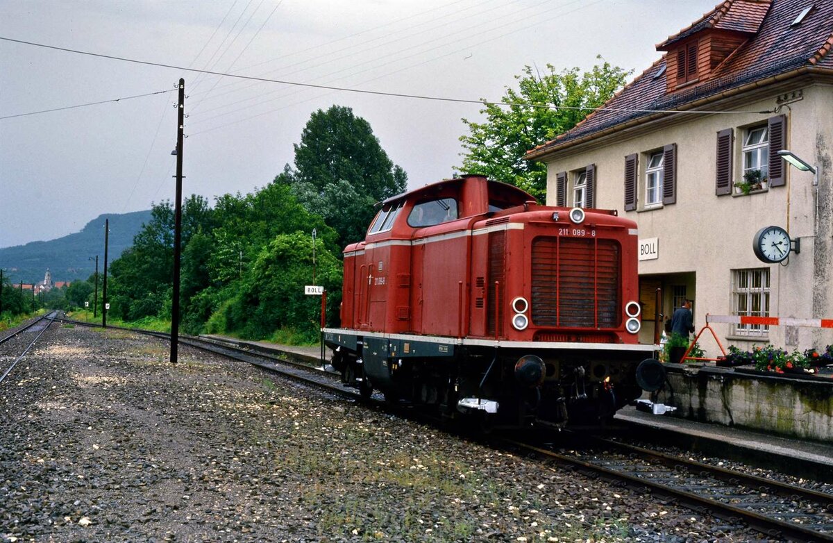 Reguläre Züge der Voralbbahn Göppingen-Boll wurden auch mit der DB-Baureihe 211 gefahren. 211 089-8 rangiert im Bahnhof Boll. Datum leider nicht bekannt, es war wohl 1985