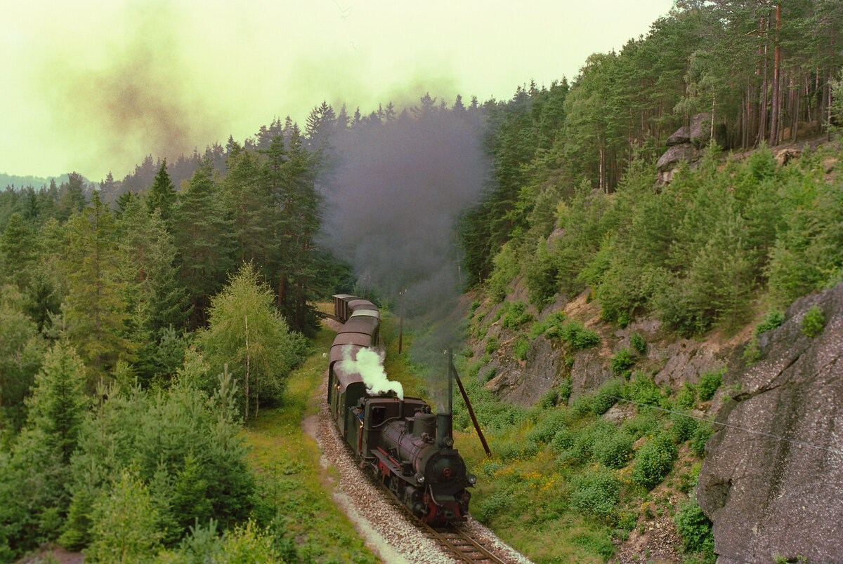 Regulärer Dampfzug der Waldviertelbahn mit einer Lok der ÖBB-Baureihe 399.
Datum: 20.08.1984