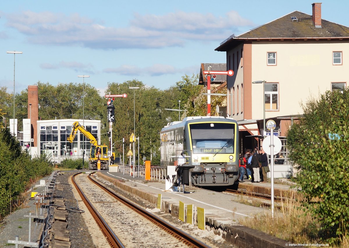 Rehau im Umbruch. Noch stehen die alten Formsignale, aber nur noch Tage. Am 28.09.2015 sah das hier so aus, als dieser Agilis 650 fotografiert wurde. Die modernen Lichtsignale sind z.T. aufgestellt, eines liegt noch auf dem Bahnsteig...