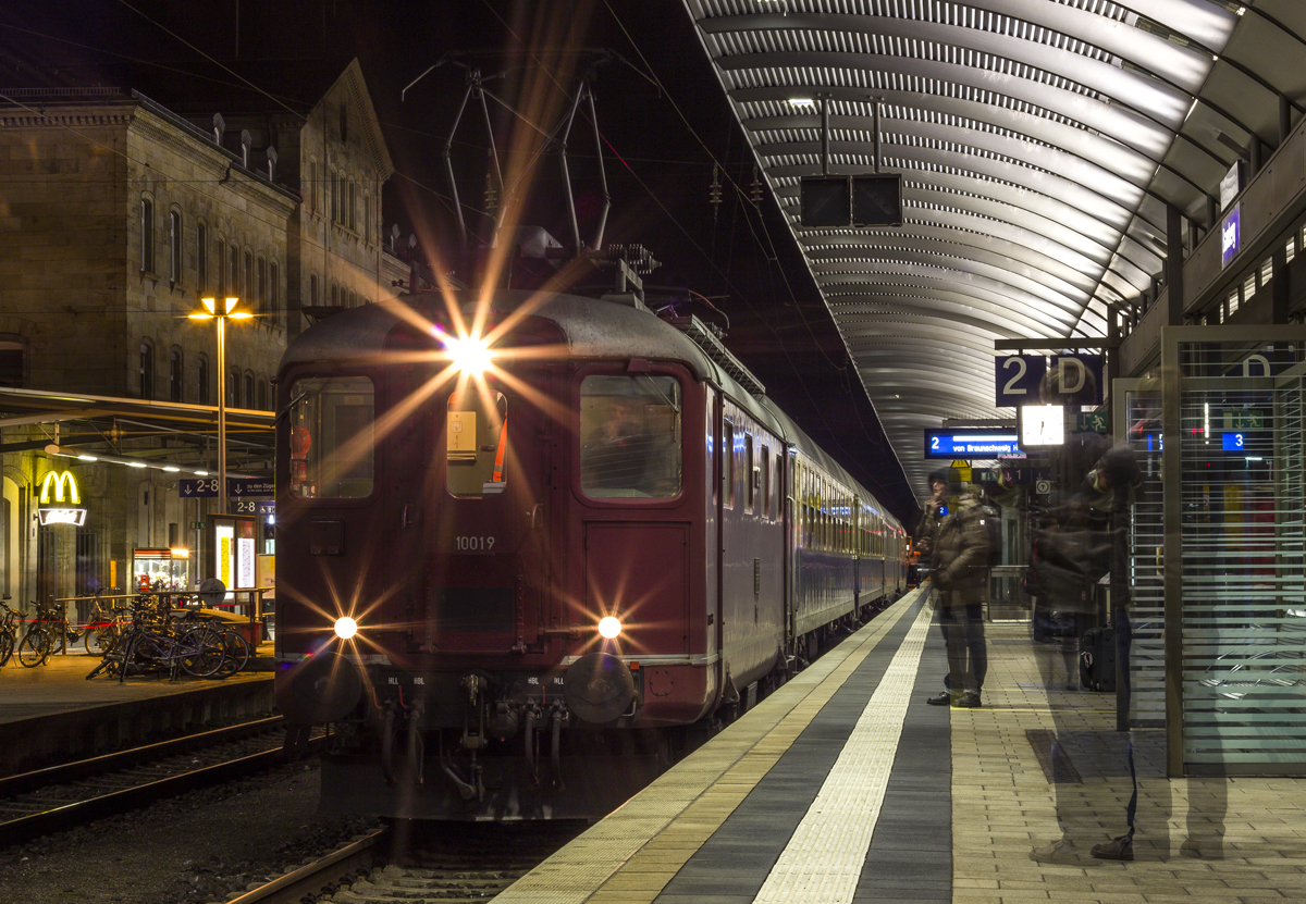Reichlich Bewunderung durch Fotografen und Fahrgäste erfuhr die Re 4/4 10019 der Centralbahn, die soeben mit einem Sonderzug aus Braunschweig in Bamberg angekommen war (06.12.2013)